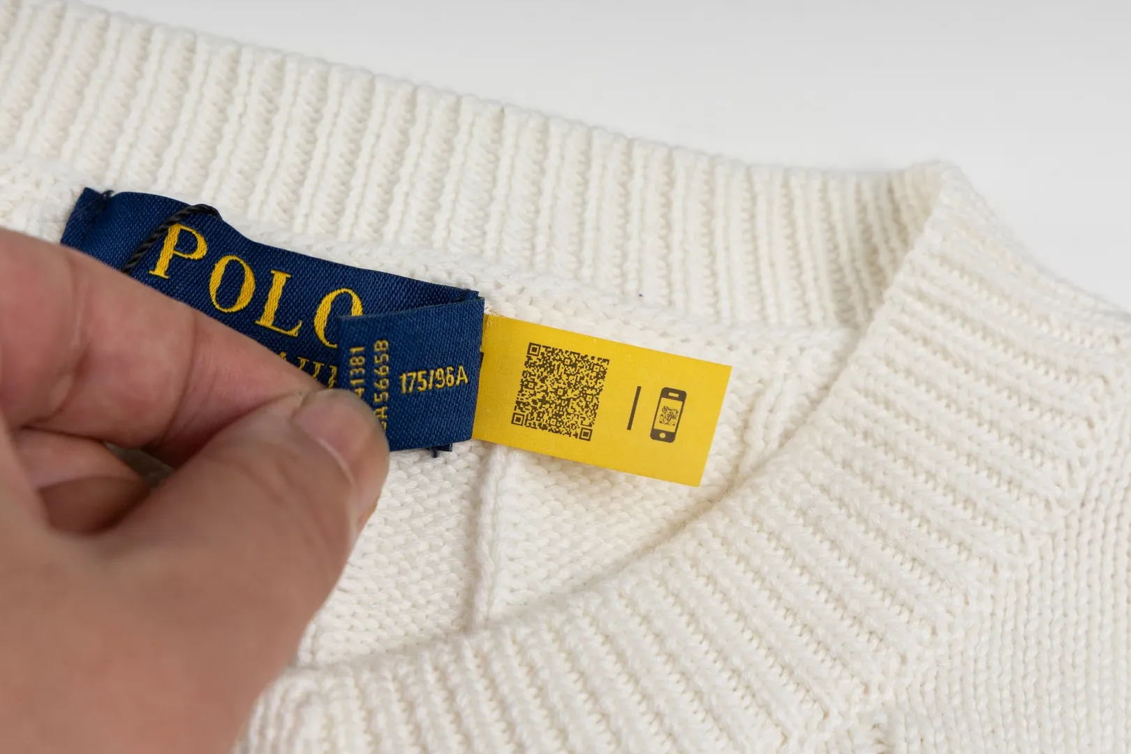 P230 #R93 RALPH LAUREN Ralph Lauren twelve colors classic small label embroidery logo seven-button knitted cable cardigan sweater women's top, high-density LOGO embroidery on the chest, original customization of tag accessories. Made of pure cotton yarn, pure cotton is skin-friendly and comfortable, small label war horse embroidered twist button cardigan sweater 🐎 high quality, follow the blogger to learn how to wear it! Let’s buy a Ralph Lauren cable sweater. It’s a super hard-to-find series after it became popular. It’s hard to find one on the official website. It’s simple and practical to wear, with a lazy and loose feel. The thickened fabric has more texture, feels soft and delicate, and has a loose fit. Whether worn alone or layered, you can wear different styles of fashion with just one piece!   Size: